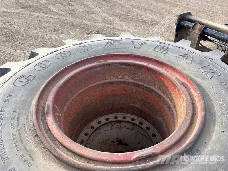 Quantity of (4) 66/43.00x25 Tires Gume, točkovi i felne