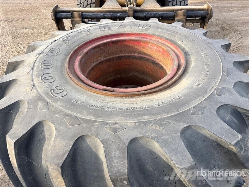 Quantity of (4) 66/43.00x25 Tires Gume, točkovi i felne