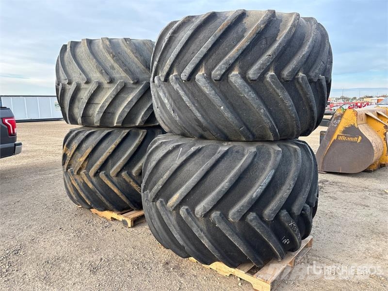 Quantity of (4) 66/43.00x25 Tires Gume, točkovi i felne