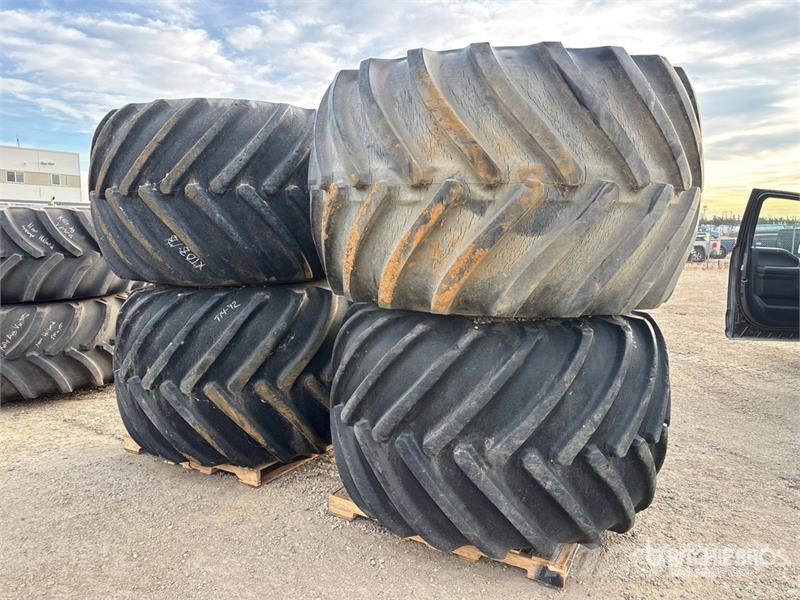 Quantity of (4) 66/43.00x25 Tires Gume, točkovi i felne
