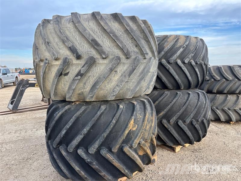 Quantity of (4) 66/43.00x25 Tires Gume, točkovi i felne