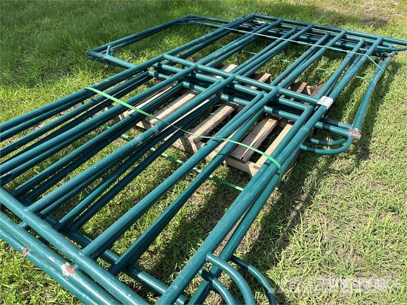Quantity of (4) 9 ft 6 in x 4 ft 10 in Steel Swing Weitere Viehgeräte