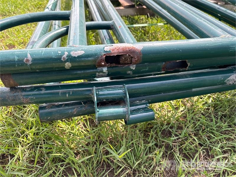 Quantity of (4) 9 ft 6 in x 4 ft 10 in Steel Swing Weitere Viehgeräte