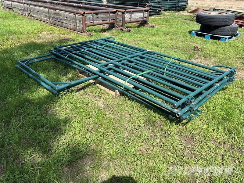 Quantity of (4) 9 ft 6 in x 4 ft 10 in Steel Swing Weitere Viehgeräte