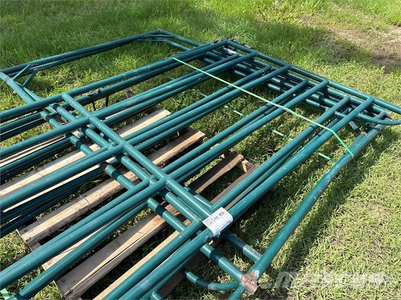 Quantity of (4) 9 ft 6 in x 4 ft 10 in Steel Swing Weitere Viehgeräte