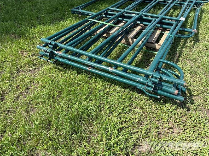 Quantity of (4) 9 ft 6 in x 4 ft 10 in Steel Swing Weitere Viehgeräte