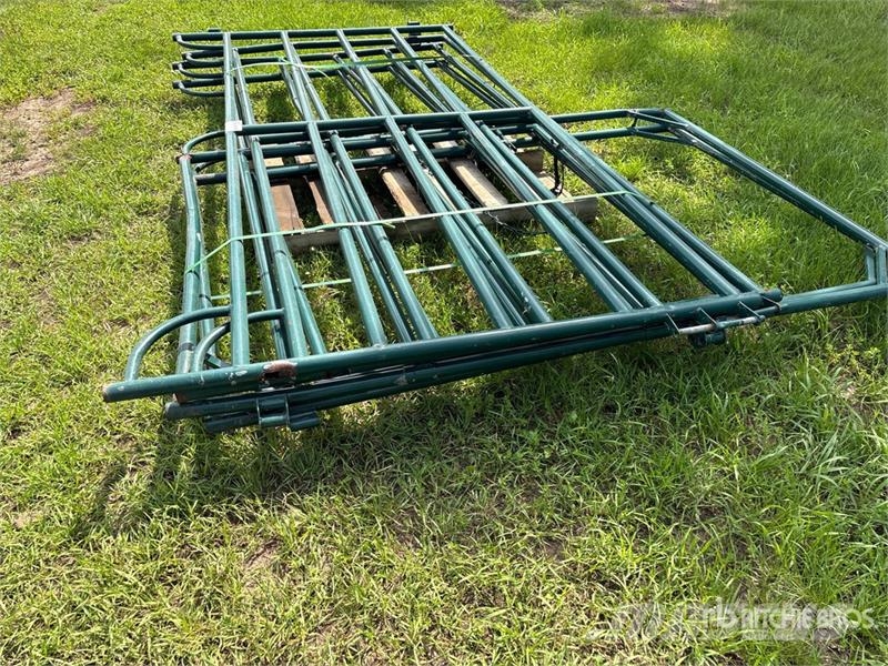 Quantity of (4) 9 ft 6 in x 4 ft 10 in Steel Swing Weitere Viehgeräte