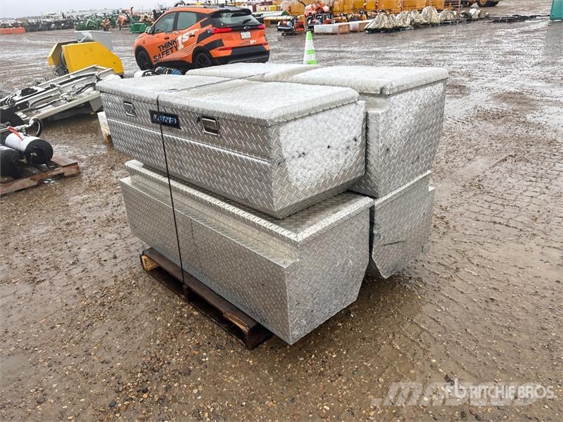 Quantity of (4) Aluminum Plated Truck Tool Box Sonstige Baumaschinen
