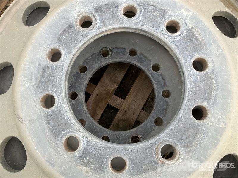 Quantity of (4) Aluminum Semi Tire Rims Transportes - Outros