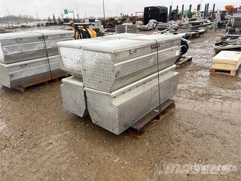 Quantity of (4) Aluminum Plated Truck Tool Box Sonstige Baumaschinen