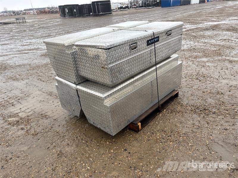 Quantity of (4) Aluminum Plated Truck Tool Box Sonstige Baumaschinen