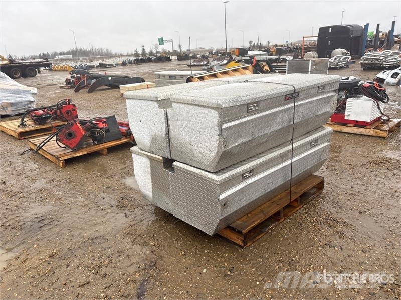  Quantity of (4) Aluminum Plated Truck Tool Box معدات البناء - غير ذلك