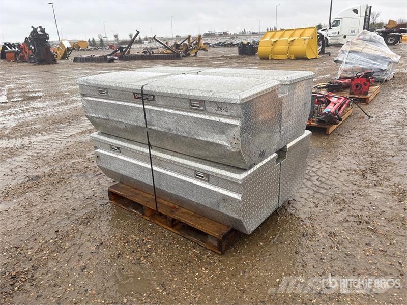 Quantity of (4) Aluminum Plated Truck Tool Box معدات البناء - غير ذلك