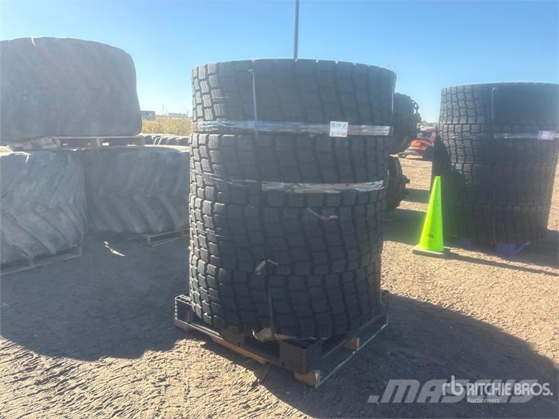 Quantity of (4) Beaver 17.5R/25 Tires - Fits Wheel Gume, točkovi i felne