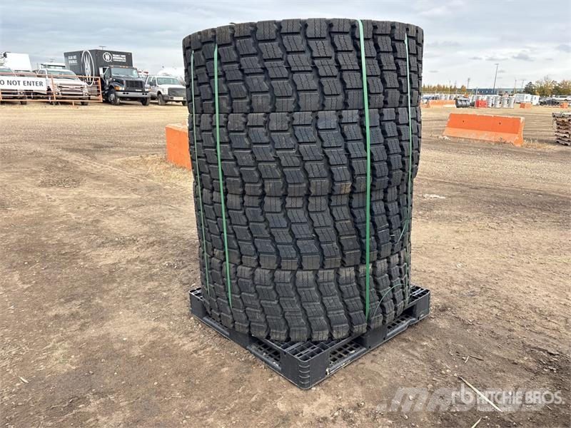  Quantity of (4) Beaver 17.5R25 Radial Tires الإطارات والعجلات والحافات