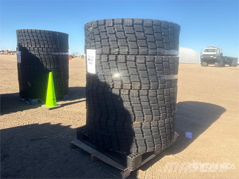 Quantity of (4) Beaver 17.5R/25 Tires - Fits Wheel Gume, točkovi i felne
