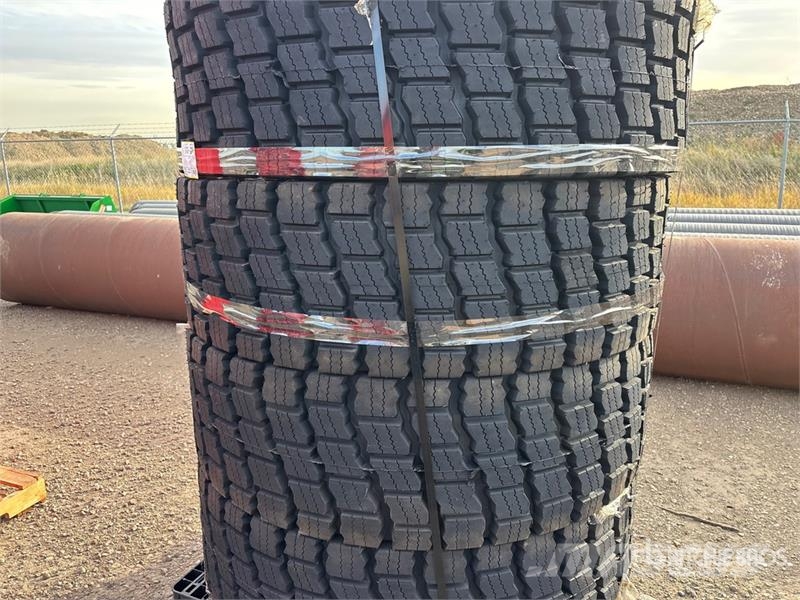Quantity of (4) Beaver 17.5R/25 Tires - Fits Wheel Gume, točkovi i felne