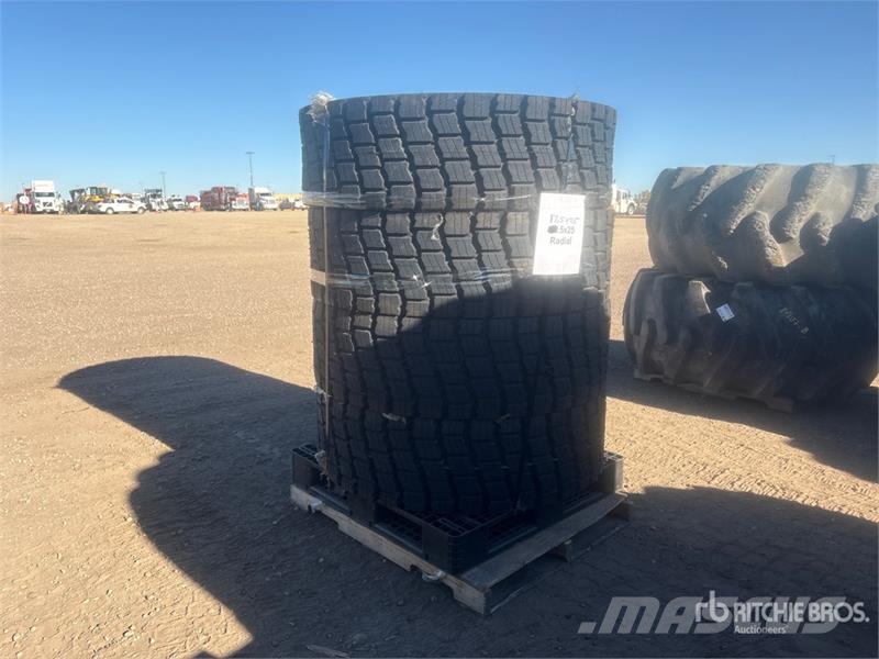 Quantity of (4) Beaver 17.5R/25 Tires - Fits Wheel Gume, točkovi i felne