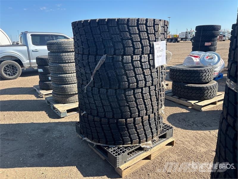 Quantity of (4) Beaver 17.5R25 Tires (Unused) Opony, koła i felgi