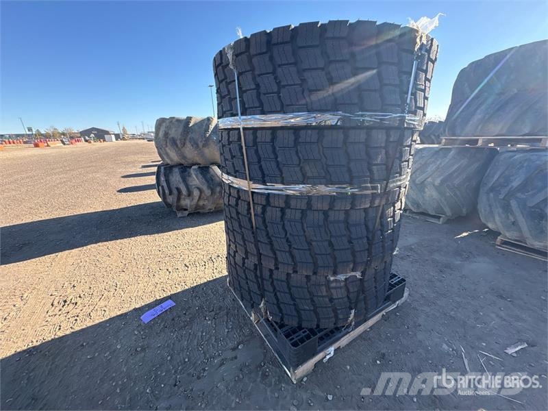 Quantity of (4) Beaver 17.5R/25 Tires - Fits Wheel Gume, točkovi i felne