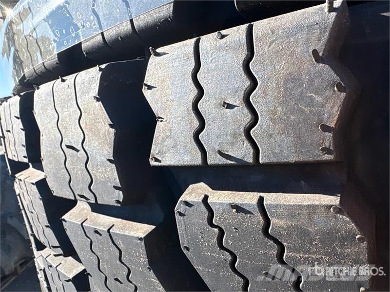 Quantity of (4) Beaver 17.5R/25 Tires - Fits Wheel Gume, točkovi i felne