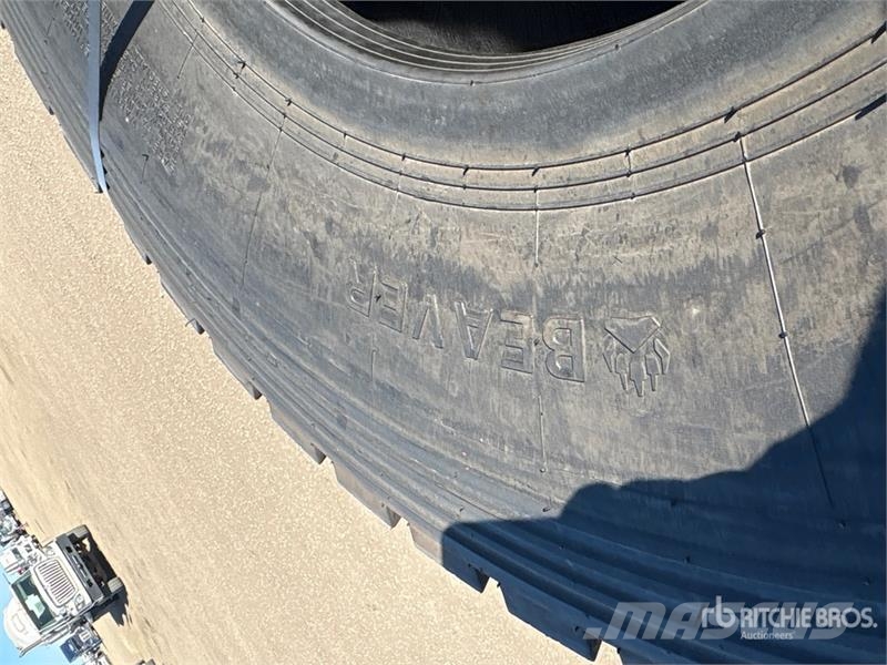 Quantity of (4) Beaver 20525E3L3 20.5x25 Tires - F Gume, točkovi i felne
