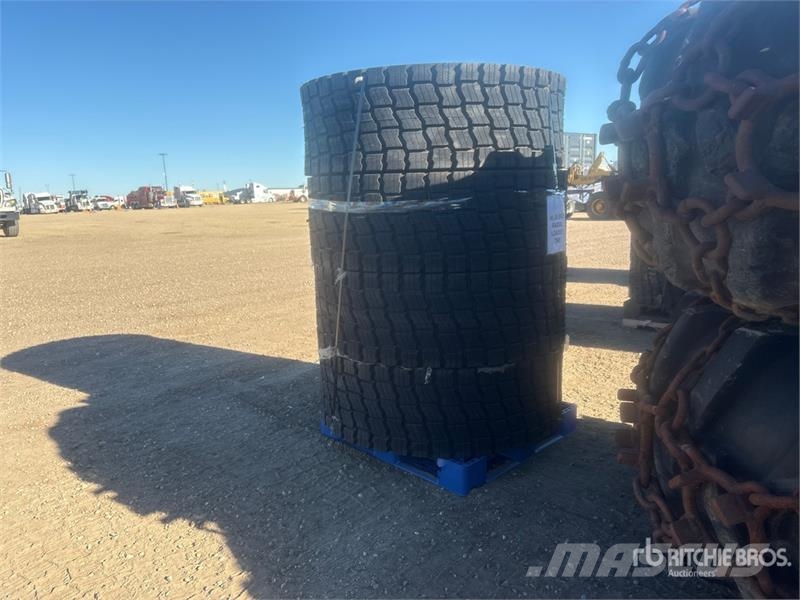 Quantity of (4) Beaver 20525E3L3 20.5x25 Tires - F Gume, točkovi i felne