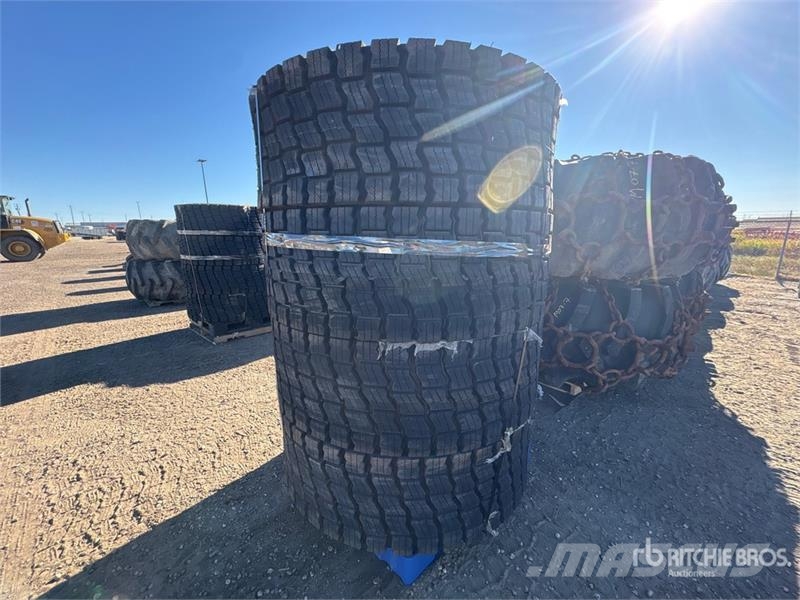 Quantity of (4) Beaver 20525E3L3 20.5x25 Tires - F Gume, točkovi i felne