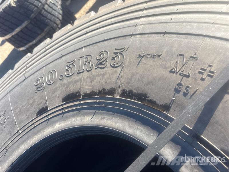 Quantity of (4) Beaver 20525E3L3 20.5x25 Tires - F Gume, točkovi i felne