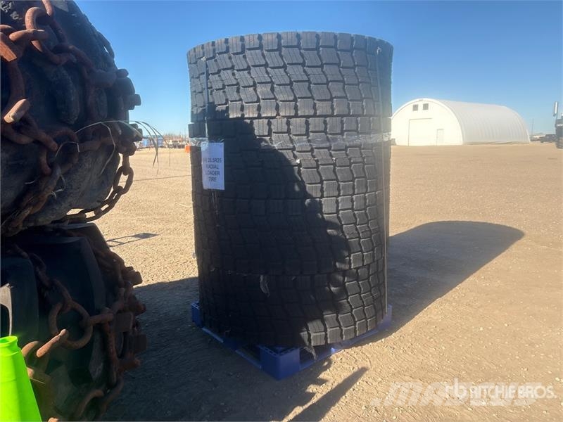 Quantity of (4) Beaver 20525E3L3 20.5x25 Tires - F Gume, točkovi i felne