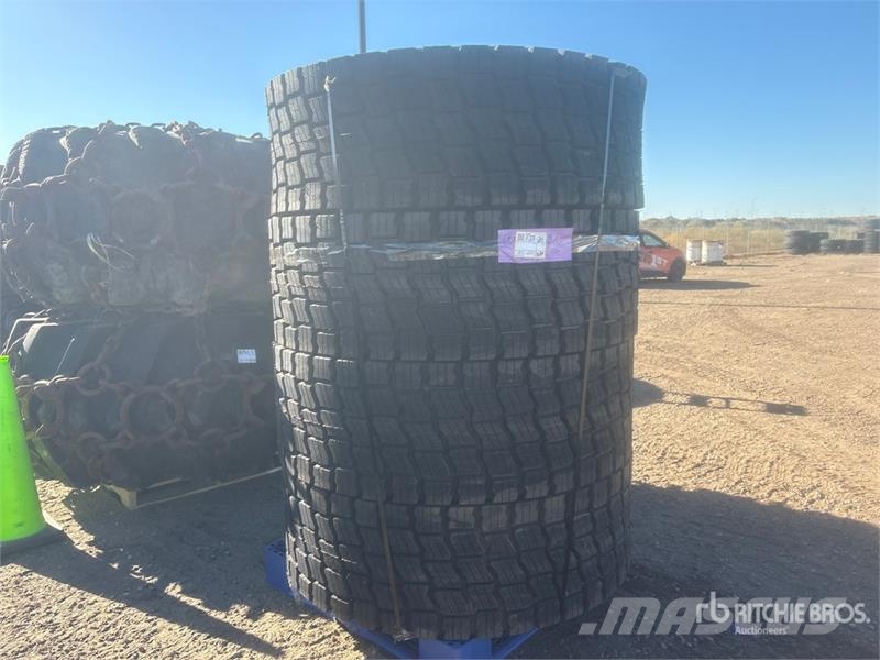 Quantity of (4) Beaver 20525E3L3 20.5x25 Tires - F Gume, točkovi i felne
