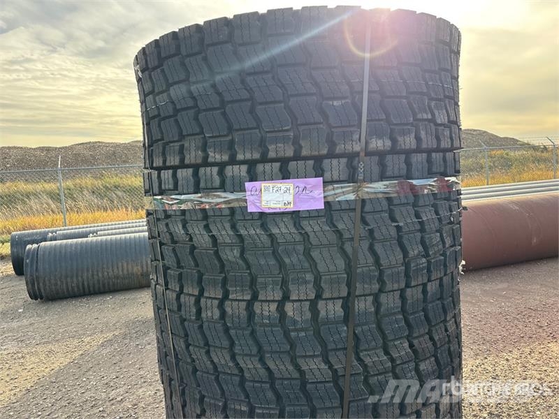 Quantity of (4) Beaver 20525E3L3 20.5x25 Tires - F Gume, točkovi i felne