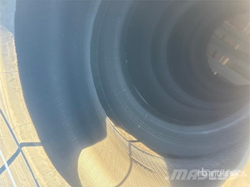 Quantity of (4) Beaver 23.5R25 Tires - Fits Grader Gume, točkovi i felne