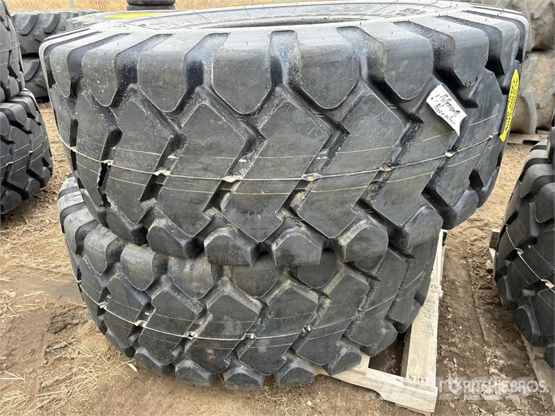  Quantity of (4) Bedrock E-3E 23.5x25 Tires (Unused Gume, točkovi i felne