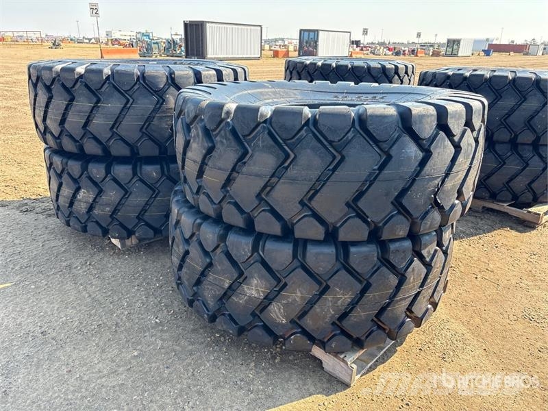 Quantity of (4) Bedrock 23.5x25 Tires (Unused) Opony, koła i felgi