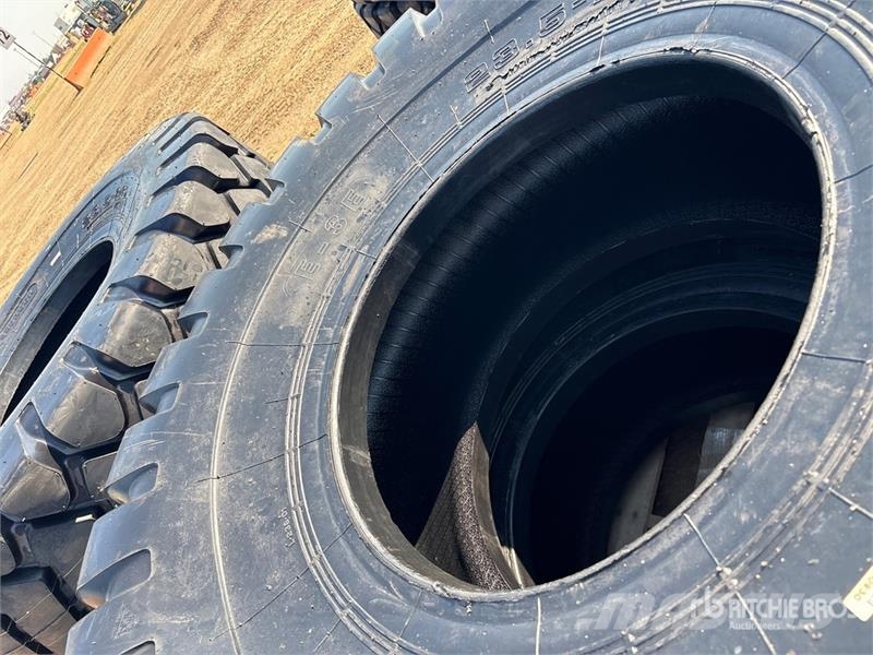 Quantity of (4) Bedrock 23.5x25 Tires (Unused) Opony, koła i felgi