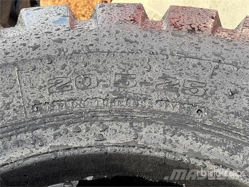 Quantity of (4) Bedrock E-3E 20.5x25 Tires (Unused Gume, točkovi i felne