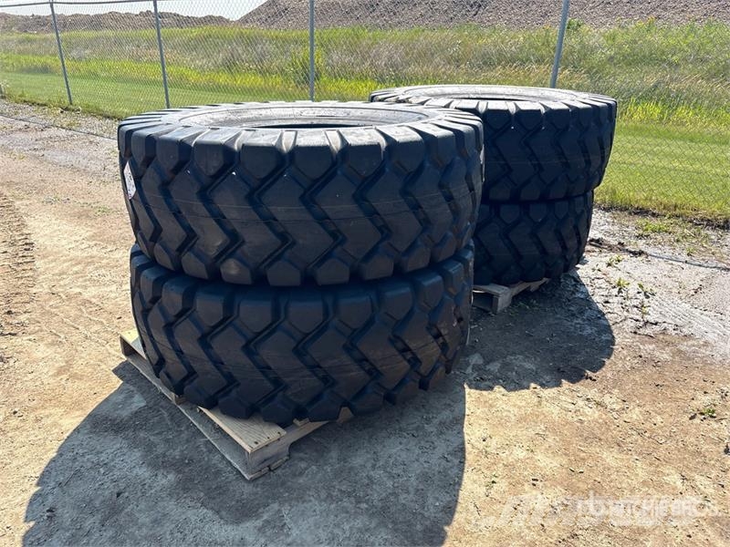Quantity of (4) Bedrock 20.5x25 E3/L3 Tires (Unuse Opony, koła i felgi