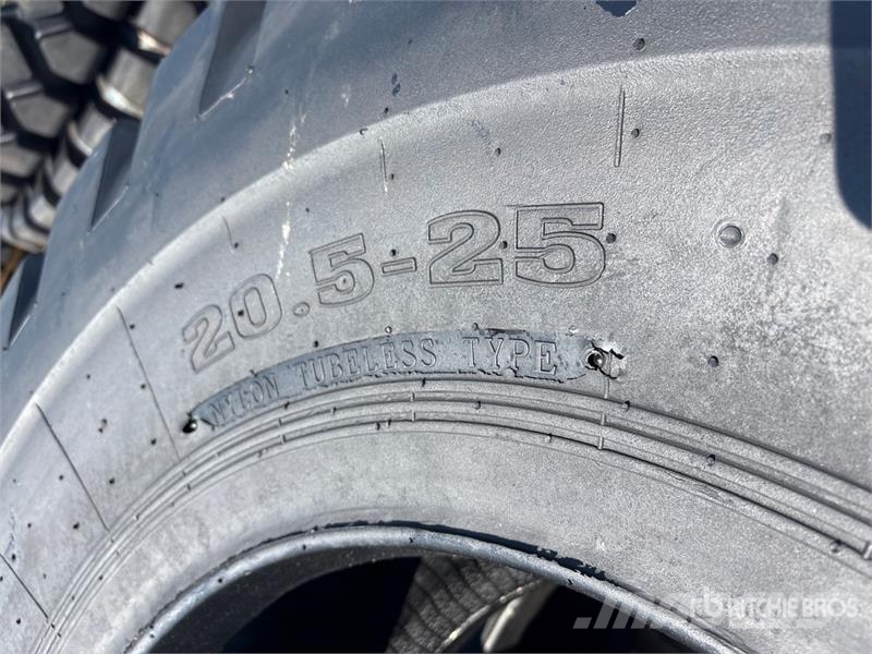 Quantity of (4) Bedrock 20.5x25 E3/L3 Tires (Unuse Opony, koła i felgi