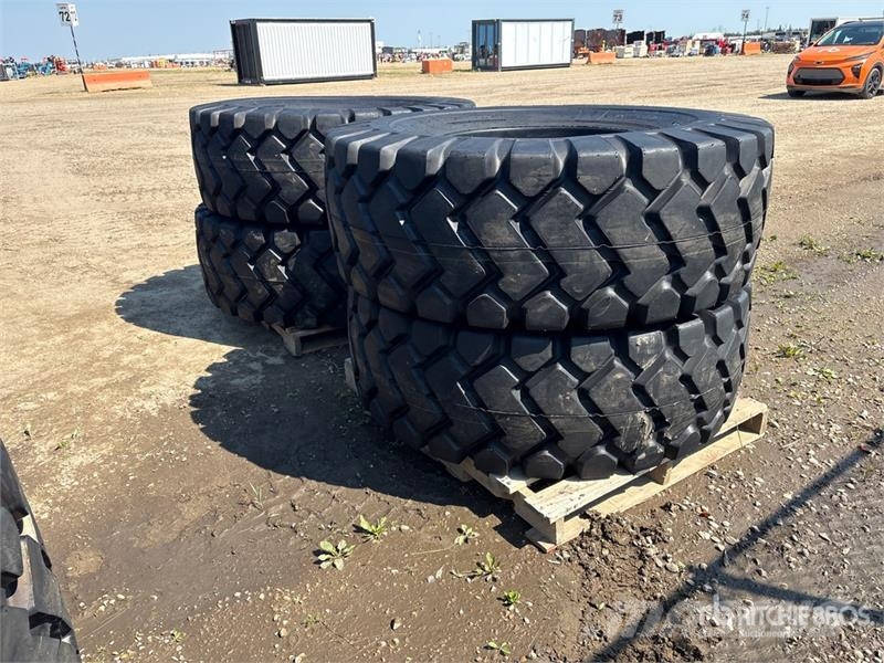Quantity of (4) Bedrock 20.5x25 E3/L3 Tires (Unuse Opony, koła i felgi