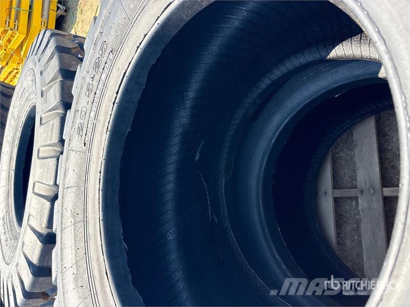 Quantity of (4) Bedrock 20.5-25 E3/L3 Tires (Unuse Opony, koła i felgi