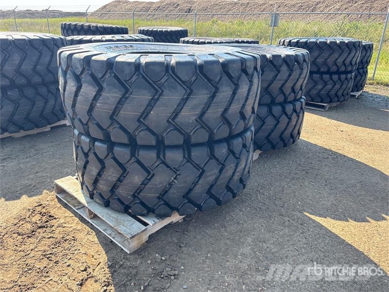 Quantity of (4) Bedrock 23.5x25 Tires (Unused) Opony, koła i felgi