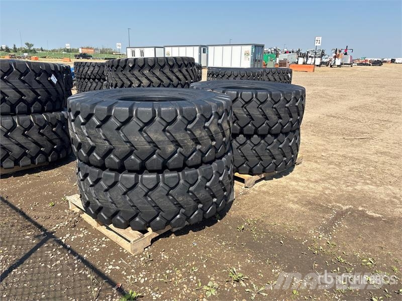 Quantity of (4) Bedrock 20.5x25 E3/L3 Tires (Unuse Opony, koła i felgi