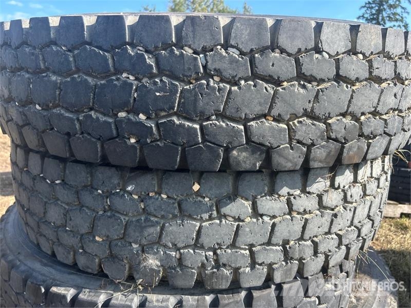 Quantity of (4) Bridgestone 11R24.5 Tires Tyres, wheels and rims