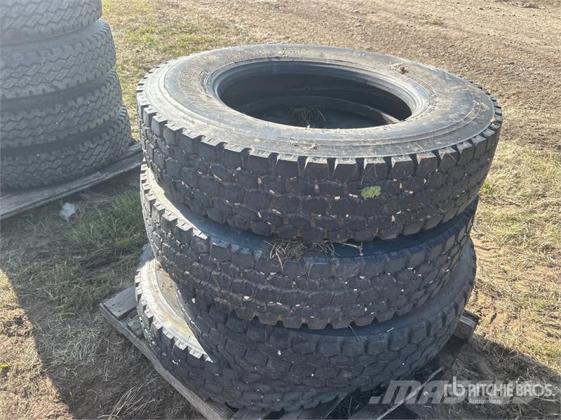 Quantity of (4) Bridgestone 11R24.5 Tires Tyres, wheels and rims