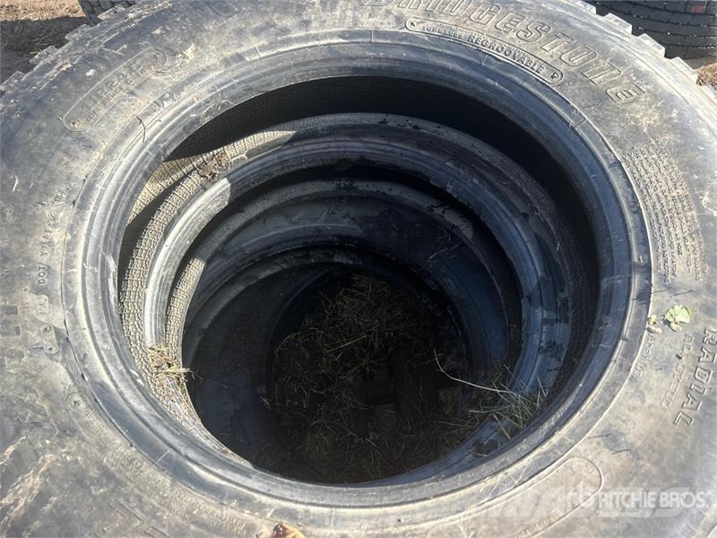Quantity of (4) Bridgestone 11R24.5 Tires Tyres, wheels and rims