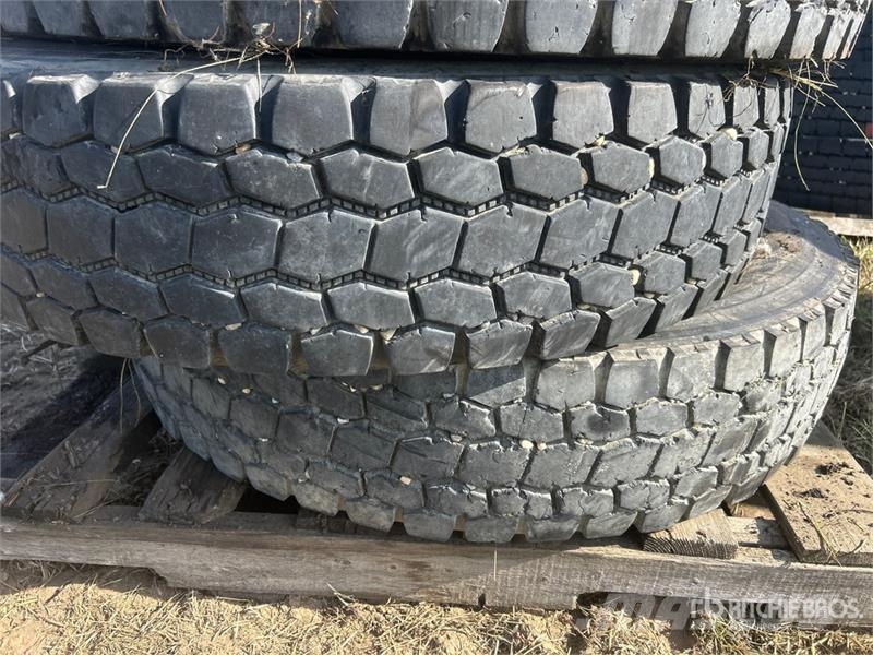 Quantity of (4) Bridgestone 11R24.5 Tires Tyres, wheels and rims