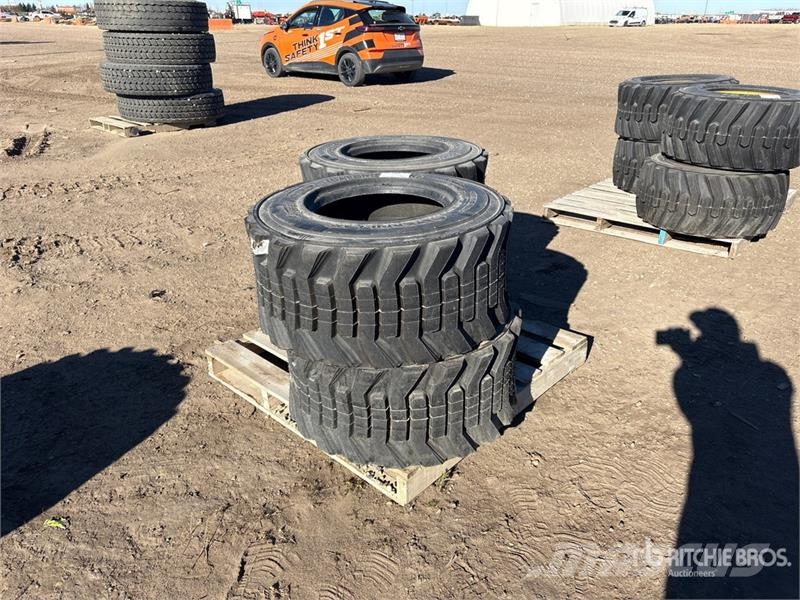 Quantity of (4) Caterpillar 33-15.5x16.5 Tires (Un Gume, točkovi i felne