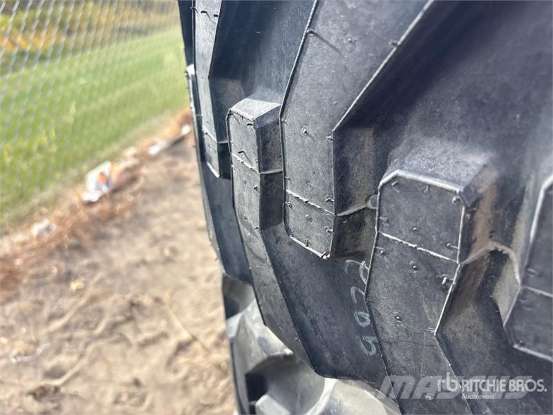  Quantity of (4) Caterpillar 10x16.5 Skid Steer Tir Gume, točkovi i felne