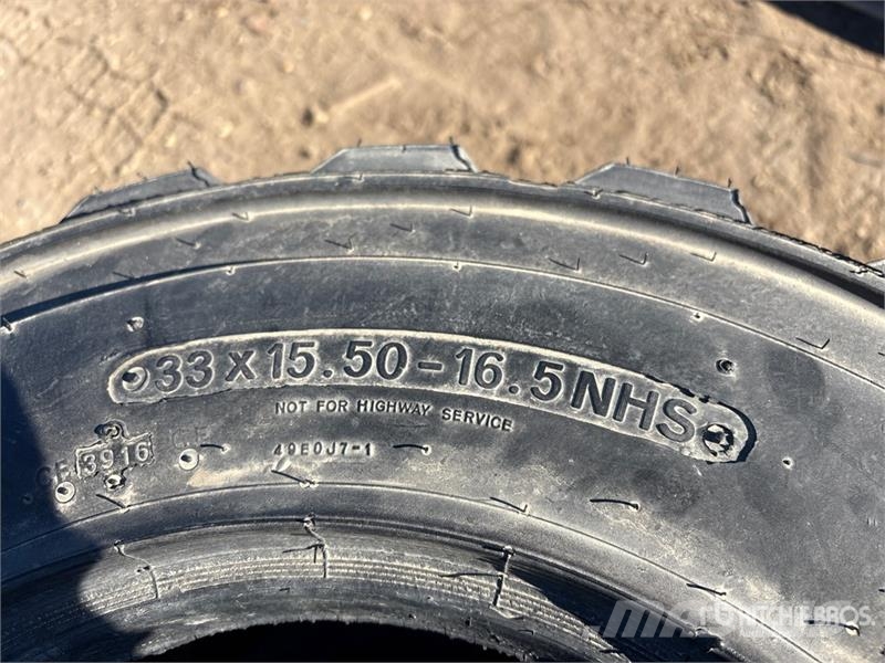 Quantity of (4) Caterpillar 33-15.5x16.5 Tires (Un Gume, točkovi i felne